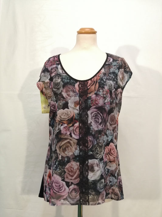 2.Hand size M shirt flowers