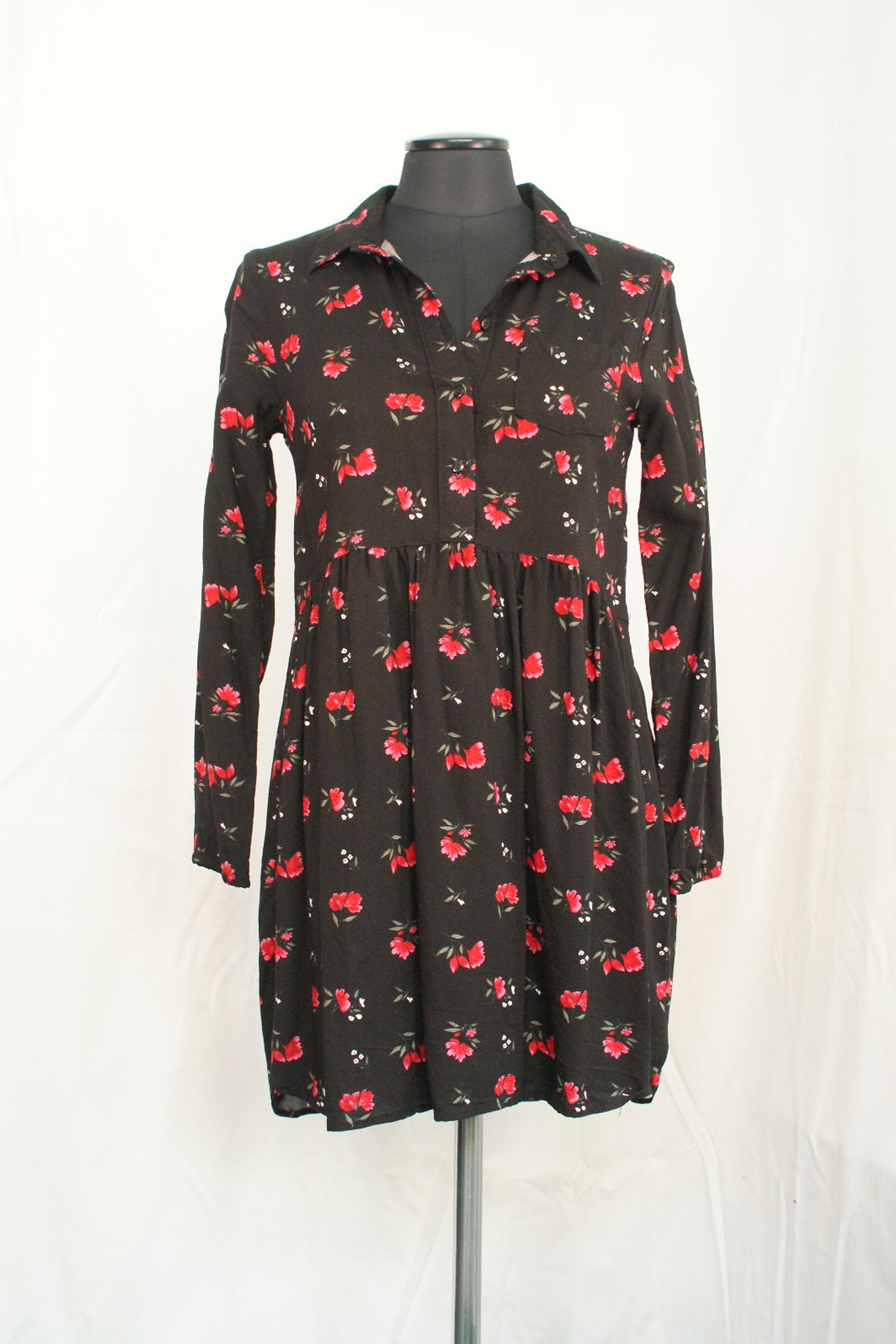 2.Hand Größe S schwarze Bluse rote Blumen