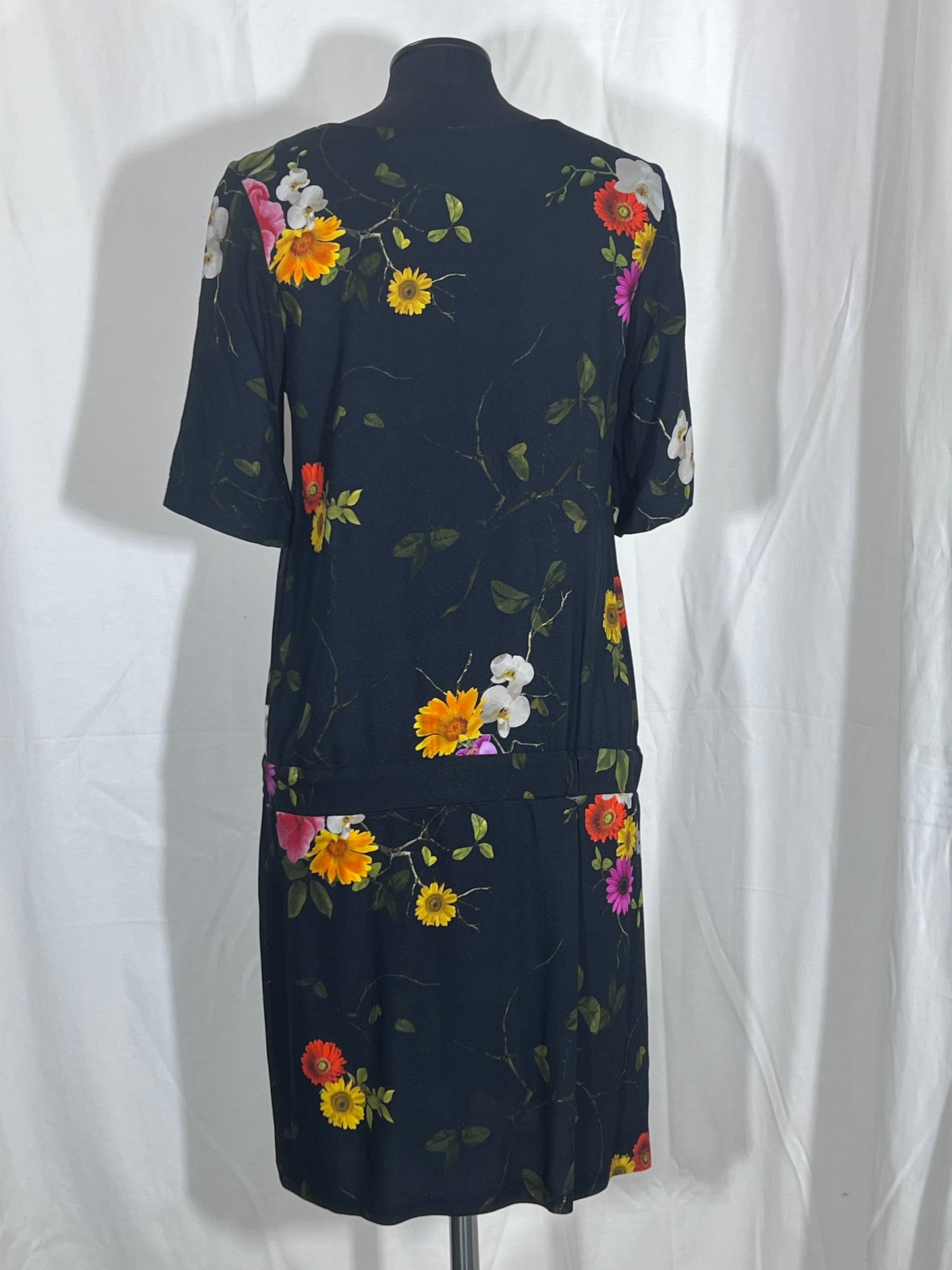 2. Hand Größe M Kurzarm Kleid mit Blumen