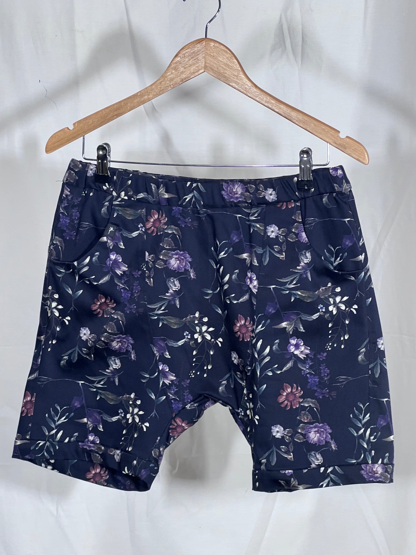 2. Hand Größe S dunkel blaue Shorts mit Blumen