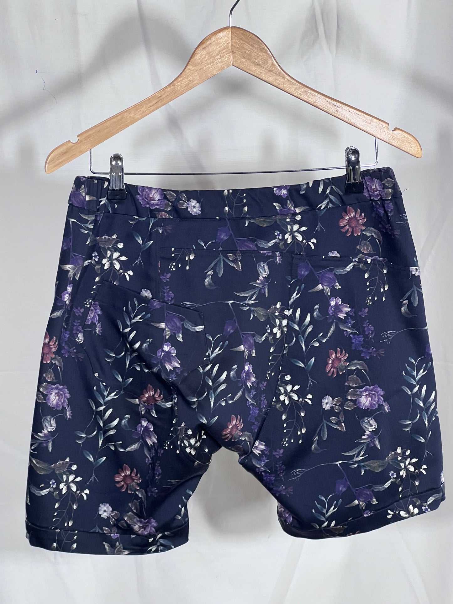 2. Hand Größe S dunkel blaue Shorts mit Blumen