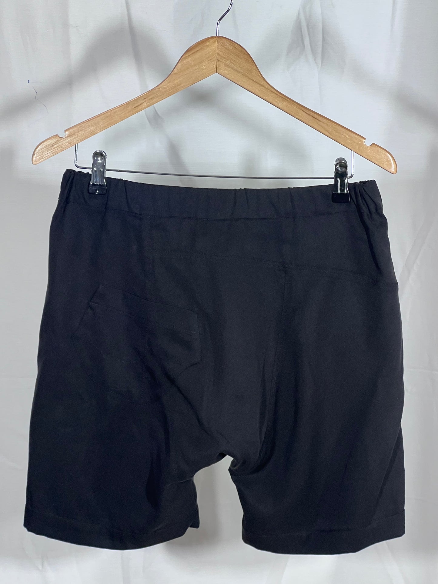 2. Hand Größe S schwarze kurze hose