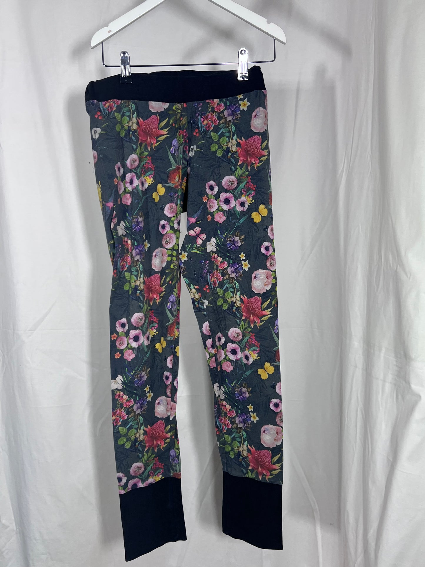 2. Hand Größe S Leggins grau mit Blümchen